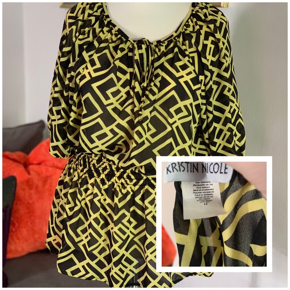 What waist!! Super cute geometrical top
